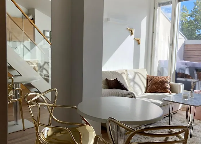 Elegant Penthouse Loft - Center *